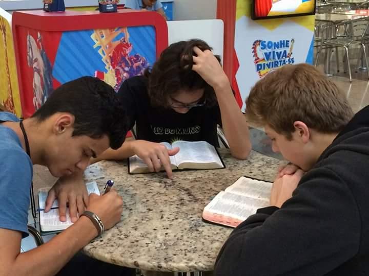 UNIAADJO realiza evangelismo Conectados com a Palavra - Outubro 2015