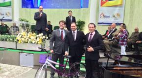 Irmãos haitianos recebem bicicletas no culto missionário