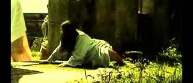 Mulher toca em Jesus e recebe a cura Mulher toca em Jesus e recebe a cura