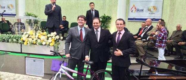 Irmãos haitianos recebem bicicletas no culto missionário Irmãos haitianos recebem bicicletas no culto missionário