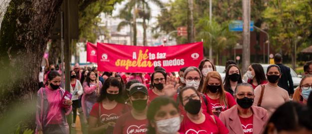 Outubro Rosa: Mais de mil mulheres participam da passeata #superação, promovida pela UFADVILLE Outubro Rosa: Mais de mil mulheres participam da passeata #superação, promovida pela UFADVILLE