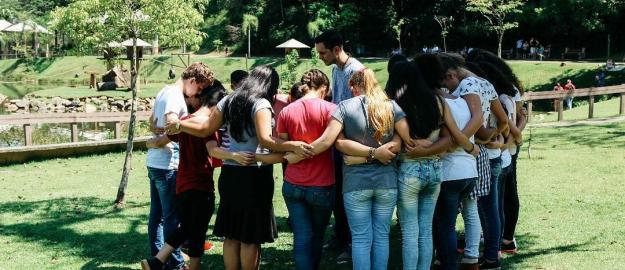 Adolescentes da IEADJO também oram por Joinville Adolescentes da IEADJO também oram por Joinville