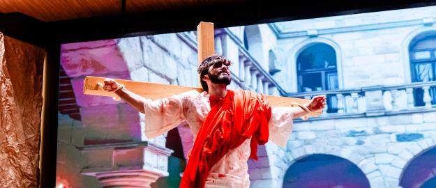Páscoa na IEADJO: Espetáculo “Memórias da Cruz” leva multidão à reflexão e vidas a Cristo Páscoa na IEADJO: Espetáculo “Memórias da Cruz” leva multidão à reflexão e vidas a Cristo