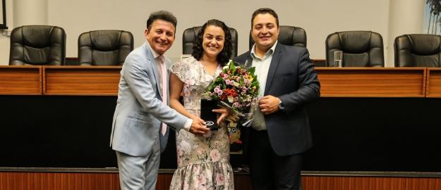 Homenagem: Janaina Melfior recebe Medalha de Mérito Mulher Cidadã Joinvilense Homenagem: Janaina Melfior recebe Medalha de Mérito Mulher Cidadã Joinvilense