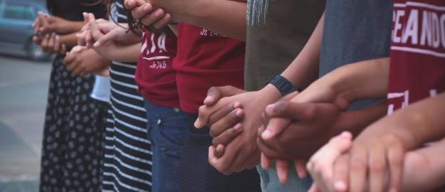 Adolescentes da UNIAADJO também oram por Joinville Adolescentes da UNIAADJO também oram por Joinville