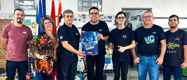 Equipe da Rádio 107,5 apresenta o Concurso “Você PODCAST” da ACAERT na Escola Anaburgo Equipe da Rádio 107,5 apresenta o Concurso “Você PODCAST” da ACAERT na Escola Anaburgo