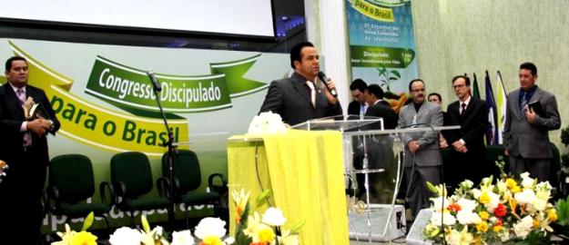 Evangelização através de pequenos grupos Evangelização através de pequenos grupos
