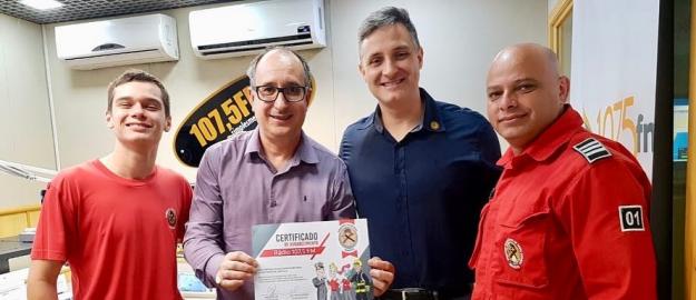 Rádio 107 é homenageada pelos Bombeiros Voluntários de Joinville Rádio 107 é homenageada pelos Bombeiros Voluntários de Joinville