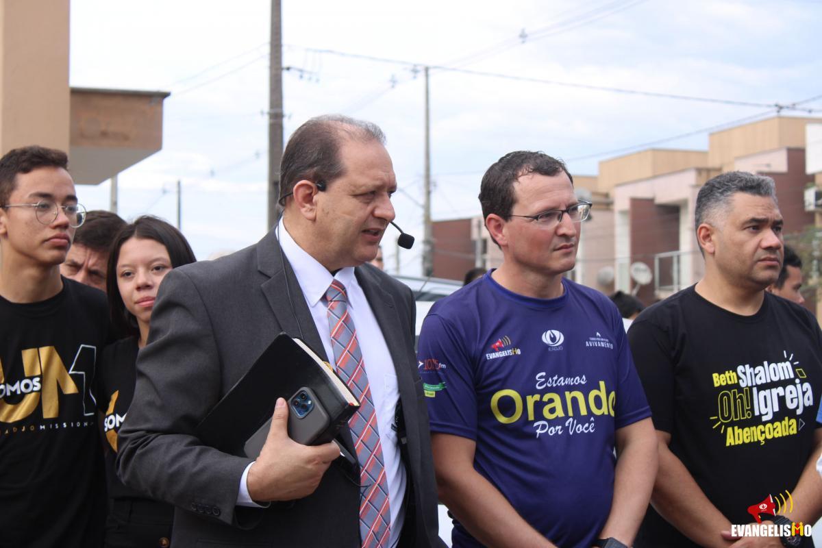 Departamento de Evangelismo realiza "Caminhada pela Vida" no bairro Paranaguamirim, região sudeste - Julho 2022