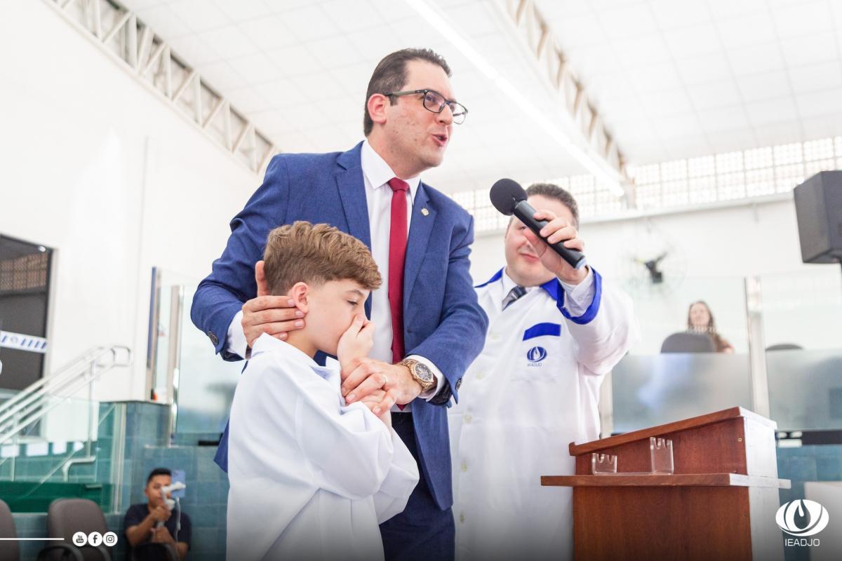 IEADJO recebe 166 novos membros; muitas conversões marcam o primeiro Batismo de 2025