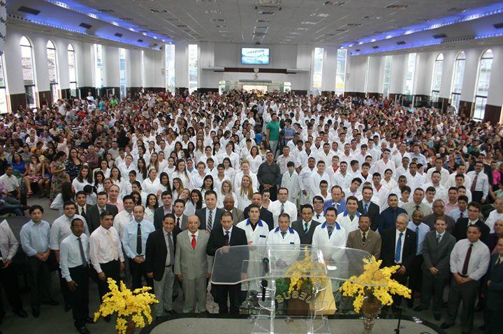 Igreja de Joinville recebe 355 novos membros em batismo realizado na Páscoa 2015