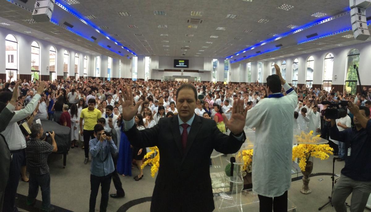 Igreja de Joinville recebe 355 novos membros em batismo realizado na Páscoa 2015